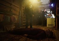 Wild Bill – Sean Cobley (Anthony Flanagan, l.), Muriel Yeardsley (Bronwyn James, r.) und Troy Drakes (Divian Ladwa, M.) machen eine schreckliche Entdeckung.