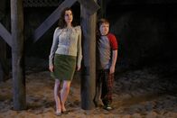 Two and a Half Men – Rächen sich an Charlie: Rose (Melanie Lynskey, l.) und Jake (Angus T. Jones, r.) ...