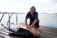 Matula - Tod auf Mallorca – Matula (Claus Theo Gärtner, r.) versucht, das Leben des Yachtbesitzers Ingo Schumann (Jochen Horst, l.) zu retten.