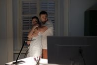 Fallen – Daniel (Gijs Blom) nutzt die Gelegenheit und zwingt Schwester Ryan (Courtney Chen) zur Kooperation.