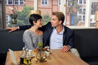 Rote Rosen – ARD ROTE ROSEN, Folge 1806 am Mittwoch (10.09.14) um 14.10 Uhr im Ersten. Lutz (Simon Mantei, r.) sucht die Nähe von Ariane (Alexandra M. Horn).