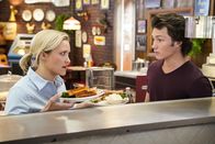 Young Sheldon – Mandy (Emily Osment, l.); Georgie Cooper (Montana Jordan, r.)