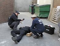 Navy CIS – Wer ist der Mann, der in der Uniform eines Navy-Commanders aus dem Hotel rannte und wenig später tot ist? Dr. Mallard (David McCallum, r.) und McGee (Sean Murray, l.) nehmen die Untersuchungen auf ...
