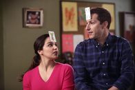 Brooklyn Nine-Nine – Amy Santiago (Melissa Fumero, l.); Jake Peralta (Andy Samberg, r.)