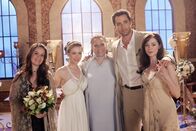 Charmed - Zauberhafte Hexen – Happy End: Piper (Holly Marie Combs, l.), Phoebe (Alyssa Milano, 2.v.l.), Angel of Destiny (Denise Dowse, M.), Coop (Victor Webster, 2.v.r.) und : Paige (Rose McGowan, r.) ...