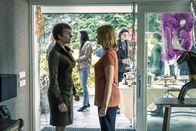 Tatort – Von rechts: Auf Hannah Schellenbergs Geburtstagsfeier erscheint unverhofft Judith Kovacic (Laura Tonke). Antonia Schellenberg (Victoria Mayer) ist überrascht und versucht sie zu beruhigen.