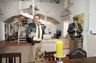 Hubert und Staller – Als Hubert (Christian Tramitz, l.) und Staller (Helmfried von Lüttichau, r.) die Wohnung des Toten durchsuchen, müssen sie feststellen, dass dieser nicht nur Kunst-, sondern auch Frauensammler war, der penibel über seine zahlreichen Liebesverhältnisse Buch führte ...