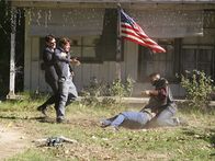 Criminal Minds – v.l.) seine Tochter entführt hat und geht deshalb auf ihn los. Special Agent Derek Morgan (Shemar Moore, r.) und Agent Aaron Hotchner (Thomas Gibson, l.) haben große Mühe, die beiden auseinander zu halten ...