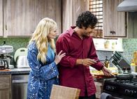 The Big Bang Theory – Raj (Kunal Nayyar, r.) genießt die Zeit mit seiner neuen Flamme Nell (Beth Behrs, l.), bis er erfährt, dass sie verheiratet ist ...
