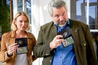 Die Rosenheim-Cops – Kommissarin Eva Winter (Vanessa Eckart) und Kommissar Anton Stadler (Dieter Fischer) ermitteln im Umfeld des ermordeten Parfümeurs Herbert Graf.