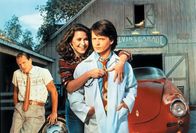 Doc Hollywood – Ben (Michael J. Fox, r.) erkennt, dass er zu Lou (Julie Warner, M.) nach Grady gehört. Und Lou, obwohl sie eigentlich Hank (Woody Harrelson, l.) heiraten wollte, zu Ben ...