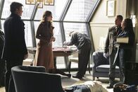 Castle – Arbeiten gemeinsam an einem neuen Fall: Richard Castle (Nathan Fillion, l.), Kate Beckett (Stana Katic, 2.v.l.), Javier Esposito (Jon Huertas, 2.v.r.) und Lanie Parish (Tamala Jones, r.)