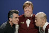 Two and a Half Men – Ein Blick in die Zukunft: Charlie (Charlie Sheen l.), Jake (Brendan Patrick Connor, M.) und Alan (Jon Cryer, r.) ...