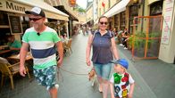 Wir werden Camper – Jan, Sarah und Henry Melssen beim Stadt-Bummel in Valkenburg.