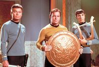 Star Trek - Der Film – Trotz ihrer großen Erfahrung ist diese Mission auch für Dr. Leonard McCoy (DeForest Kelley, l.), Admiral James T. Kirk (William Shatner, M.) und Commander Spock (Leonard Nimoy, r.) eine Herausforderung.