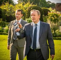 Inspector Barnaby – Ein erfolgreicher Bienenzüchter wird niedergeschlagen, dann stirbt eine Ärztin durch einen Bienenstich: DCI John Barnaby (Neil Dudgeon, r.) und DS Jamie Winter (Nick Hendrix, l.) bekommen es mit einem Fall der stacheligen Art zu tun.