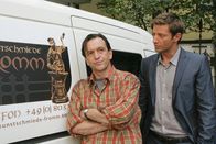 Die Rosenheim-Cops – Kommissar Hansen (Igor Jeftic, r.) kann Ulrich Fromm (Peter Weiss, l.) nachweisen, dass er am Tatort war.