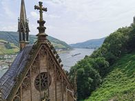 Entlang des Rheins – Das Obere Mittelrheintal mit seinen vielen Burgen gehört seit 2002 zum UNESCO Weltkulturerbe.