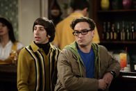 The Big Bang Theory – Beobachten gespannt das Date zwischen Raj und Lalita: Leonard (Johnny Galecki, r.) und Howard (Simon Helberg, l.) ...
