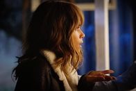 Extant – Nachdem das Militär den Aufenthaltsort der Hybriden ausfindig gemacht hat, erlebt Molly (Halle Berry), wozu die neuen Soldaten fähig sind ...