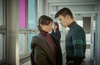 Polizeiruf 110 – Gabi Kleinschmidt (Maja Schöne) versucht in Anwesenheit von Doreen Brasch (Claudia Michelsen) auf Gordon Kleinschmidt (Valentin Oppermann) einzureden.
