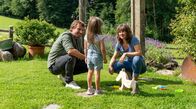 Watzmann ermittelt – Antonia (Fabinne Lohinger, Louisa Hagenauer, 2.v.l.) spielt mit Maria Beissl (Kathrin von Steinburg, r.) und Toni (Ben Blaskovic, l.) im Garten.