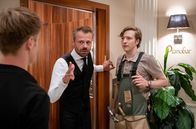 Sturm der Liebe – Im Gegensatz zu Erik (Sven Waasner, M.) unterstützt Max (Stefan Hartmann, l.) Gerrys (Johannes Huth, r.) Entschluss, mit dem Golfen aufzuhören.