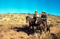 Der Texaner – Der alte Indianerhäuptling Lone Watie (Chief Dan George, li.) und Josey Wales (Clint Eastwood, re.) fliehen vor den Nordstaatlern Richtung Texas.