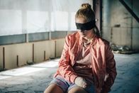 neoriginal: Decision Game – Die Entführer haben Elsa (Paula Hartmann) den Daumen abgeschnitten. Bringt dieser drastische Schritt ihre Mutter endlich dazu, der Forderung der Entführer nachzukommen?