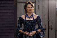 Salem – Noch ahnt Mary nicht, dass Gräfin Marburg (Lucy Lawless) nicht ihre einzige Feindin im Machtkampf der Hexen ist ...