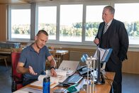 Der Staatsanwalt – Dirk Eisfeld (Mike Hoffmann, l.) gerät ins Visier von Oberstaatsanwalt Bernd Reuther (Rainer Hunold, r.). Hat Eisfeld womöglich etwas mit dem Tod von Frank Droste zu tun?