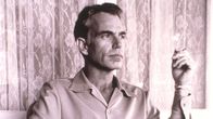 The Man Who Wasn't There – Der hagere Friseur Ed Crane (Billy Bob Thornton) lebt in einer verschlafenen kalifornischen Kleindstadt Ende der 40er Jahre, wo ein Tag wie der andere dahinplätschert.