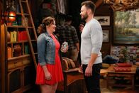 The Great Indoors – Esther (Deborah Baker jr., l.); Jack Gordon (Joel McHale, r.)