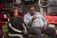 The Neighborhood – Tina Butler (Tichina Arnold, l.); Calvin Butler (Cedric the Entertainer, r.)