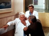 Diagnose: Mord – Mark (Dick Van Dyke, l.) erleidet einen Herzanfall. Jesse (Charlie Schlatter, hinten) und Dr. Andrews (Chad Everett) leisten Erste Hilfe.