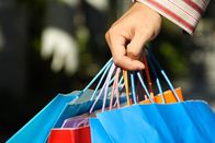MediaShop - Immer etwas Neues – Aufnahme eines jungen Mannes, der Einkaufstüten trägt