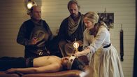 Open Range - Weites Land – Sue (Annette Bening), die Schwester des Arztes, versorgt den schwerverletzten Button (Diego Luna). Boss Spearman (Robert Duvall, li.) und Charley Waite (Kevin Costner) sorgen sich um ihren Gefährten.