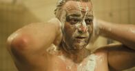Das kleine Fernsehspiel: Wir waren Kumpel – Bergarbeiter Locke reinigt sich nach der Schicht in der Waschkaue.
