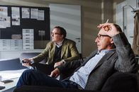 Der Rücktritt – Nach fast drei Jahren Recherche erscheint am 13.Dezember 2011 ein Artikel in der Bild von den beiden Journalisten Martin Heidemanns (Thorsten Merten, r.) und Nikolaus Harbusch (Christian Ahlers, l.) über Christian Wulffs Privatkredit zur Finanzierung seines Hauses. Mit weitreichenden Folgen ...