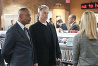 Navy CIS – Noch ahnen Gibbs (Mark Harmon, M.), Bishop (Emily Wickersham, r.) und Vance (Rocky Carroll, l.) nicht, dass der aktuelle Fall schwieriger ist, als erwartet