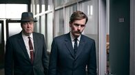 Der junge Inspektor Morse – Endeavour (Shaun Evans, r.) und DI Fred Thursday (Roger Allam, l.) ermitteln im Fall eines Autounfalls mit tödlichen Folgen.
