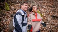 Sturm der Liebe – Imani (Belina Mohamed-Ali, r.) ist gerührt, als Max (Stefan Hartmann, l.) ihr ein bisschen Kindheit zurückgibt.