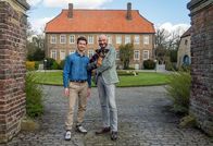 Haustierprofis – Moderator und Tierfreund Ralph Morgenstern begrüßt zusammen mit Tierarzt und YouTuber Dr. Karim Montasser Frauchen und Herrchen mit deren Hunden und Katzen, Vögeln, Kaninchen und Hamstern, aber auch Echsen und andere Exoten auf einem idyllischen Wasserschloss im Münsterland.