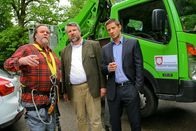 Die Rosenheim-Cops – Noch am Tatort erhalten Hansen (Igor Jeftic, r.) und Stadler (Dieter Fischer, M.) von Gemeindemitarbeiter Kreidler (Andreas Vitus Geiss, l.) einen wichtigen Hinweis.