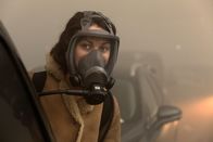 A Breath Away – Anna (Olga Kurylenko) wird bei einer Besorgungstour in den, von einem giftigen Nebel verhüllten Straßen von Paris durch einen Zwischenfall von ihrem Mann Mathieu getrennt.