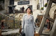 Deine Juliet – Juliet (Lily James) ist gespannt darauf die Mitglieder des Buchclubs und ihren Brieffreund Dawsey Adams kennenzulernen.