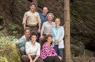 Der Ranger - Paradies Heimat – ARD/ARD Degeto/MDR "Endlich Freitag im Ersten": DER RANGER - PARADIES HEIMAT Drehstart für zwei neue Filme mit Philipp Danne in der Titelrolle. "Der Ranger - Paradies Heimat", die Fernsehfilmreihe von ARD Degeto/MDR geht in die nächste Runde. Mit "Entscheidungen" (AT) und "Zeit der Wahrheit" (AT) werden seit dem 2. Juli 2019 in der Sächsischen Schweiz zwei neue Filme produziert, in deren Mittelpunkt der Nationalpark-Ranger Jonas Waldek (Philipp Danne) und seine Familie stehen. (siehe ausführliche Pressemeldung von heute). Foto: (v.l.n.r.) 1. Reihe: Regisseurin Franziska Hörisch, Lisa Tzschirner (Rolle Emilia Graf), Produzentin Gabriela Brenner. 2. Reihe: Philipp Danne (Rolle Jonas Waldek), Götz Schubert (Rolle Torsten Schrader), Jörg Witte (Rolle Christoph Fischer) und Redakteurin Melanie Brozeit.