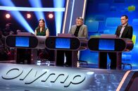Quizduell-Olymp – Bei Jörg Pilawa treten Prominente zu einem außergewöhnlichen Duell an. Um zu gewinnen, müssen die Stars die drei superschlauen „Quizduell"-Profis, Marie-Louise Finck (l.), Eckard Freise (M.) und Thorsten Zirkel (r.) schlagen. Ein Wissenswettkampf David gegen Goliath - die Stars gegen den „Quizduell-Olymp“. Es geht um Wissen und Nervenstärke, aber auch um die Einschätzung der Gegner und die Bereitschaft zu zocken. Und es geht um viel Geld. Doch Vorsicht! Im packenden Finale am Ende jeder Show heißt es für die siegreichen Kandidaten zunächst: doppelt oder halb. Eine spannende Wissensschlacht für Jung und Alt!