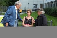 Rentnercops – Günter Hoffmann (Wolfgang Winkler, l.) und Edwin Bremer (Tilo Prückner, r.) wollen von Celine (Karen Dahmen, M.) wissen, was sie mit dem Callboy zu schaffen hat.