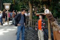 Modern Family – Die gesamte Familie macht einen Ausflug nach Disneyland. Phil (Ty Burrell, l.) und Luke (Nolan Gould, 2.v.r.) sind Feuer und Flamme, denn endlich ist Luke groß genug, alle Fahrgeschäfte zu fahren.